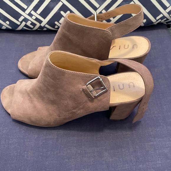 Suede beige tan open toed chunky heels buckle strap shoes - Picture 3 of 6